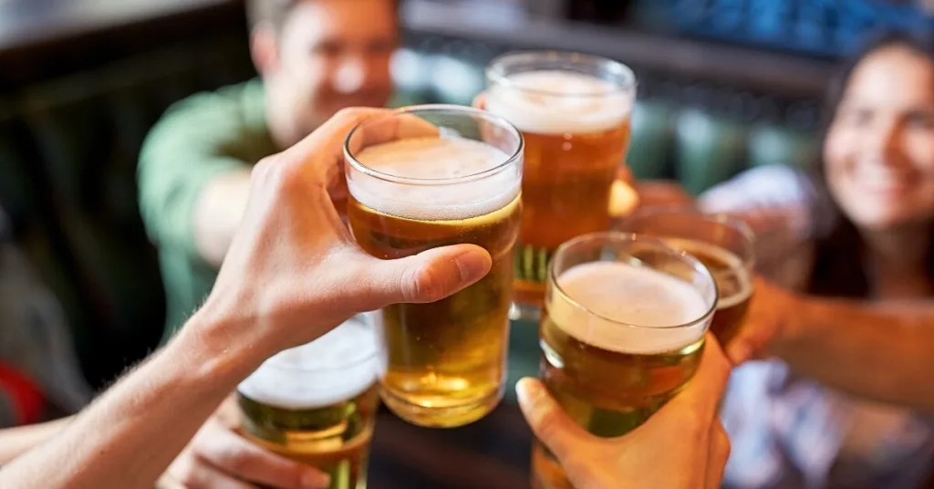 Amigos brindando com cerveja no tradicional Bar Brahma na esquina das avenidas Ipiranga e São João, localizado a apenas 250 metros do Hotel Castelar, no Centro de São Paulo.