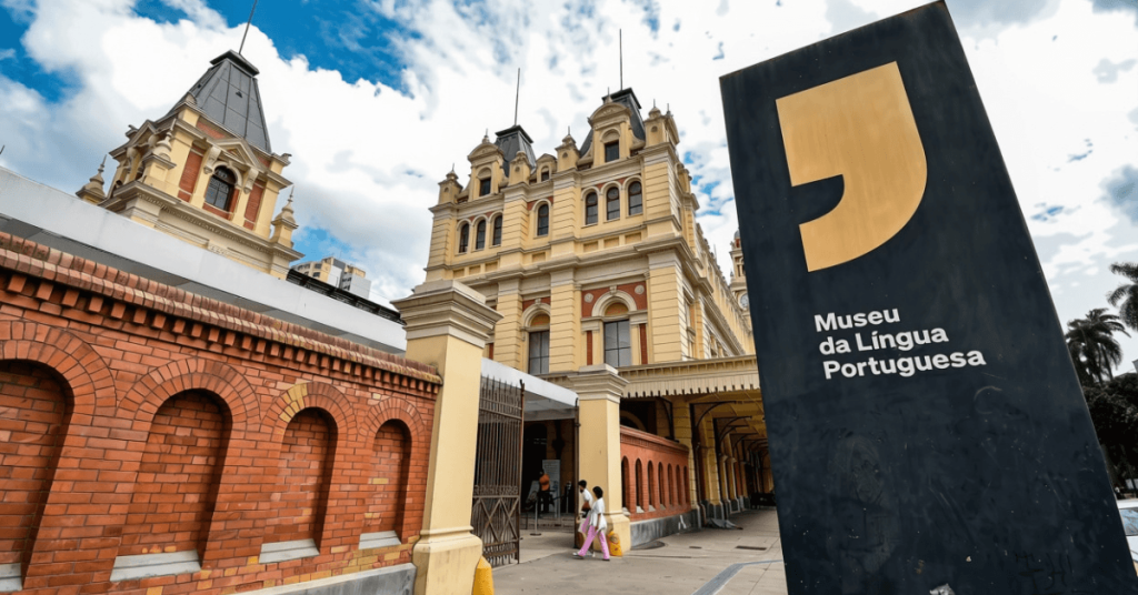 Fachada histórica da Estação da Luz, que abriga o Museu da Língua Portuguesa, localizada a uma curta distância do Hotel Castelar no Centro de SP.