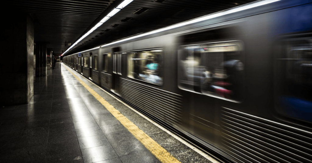 Estação República do Metrô de São Paulo operando no esquema 24 horas aos finais de semana.