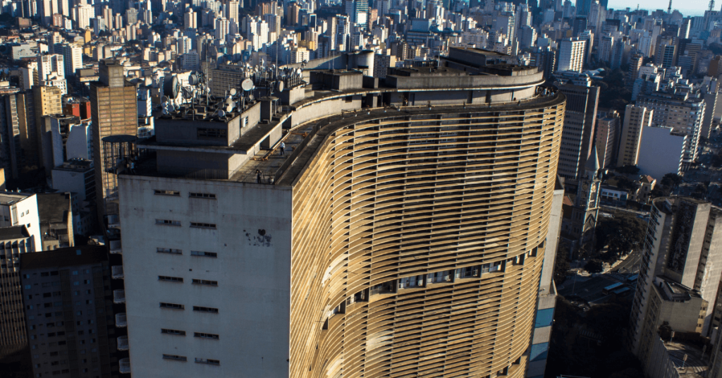 As famosas curvas e linhas sinuosas de concreto do Edifício Copan em São Paulo, cuja visitação ao mirante e restaurantes fica a uma curta caminhada do Hotel Castelar.