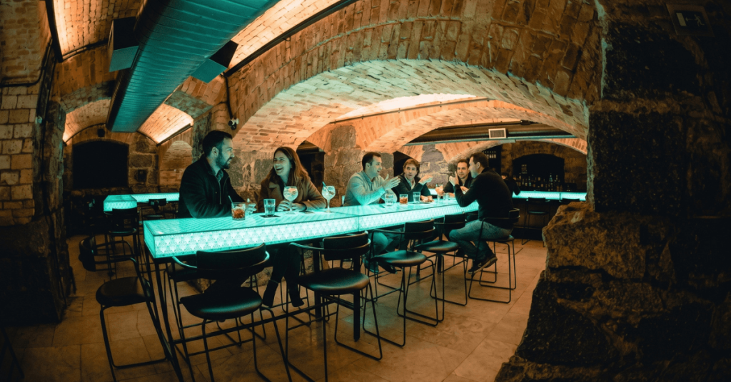 Clientes conversando no Bar dos Arcos, uma das principais atrações subterrâneas localizadas no subsolo do Centro Histórico de São Paulo.