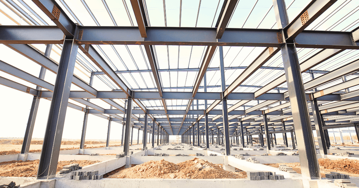 Estrutura metálica de grande porte em fase de construção com vigas e pilares de aço, ilustrando as inovações em steel frame e construção industrializada abordadas na Construlev Expo.